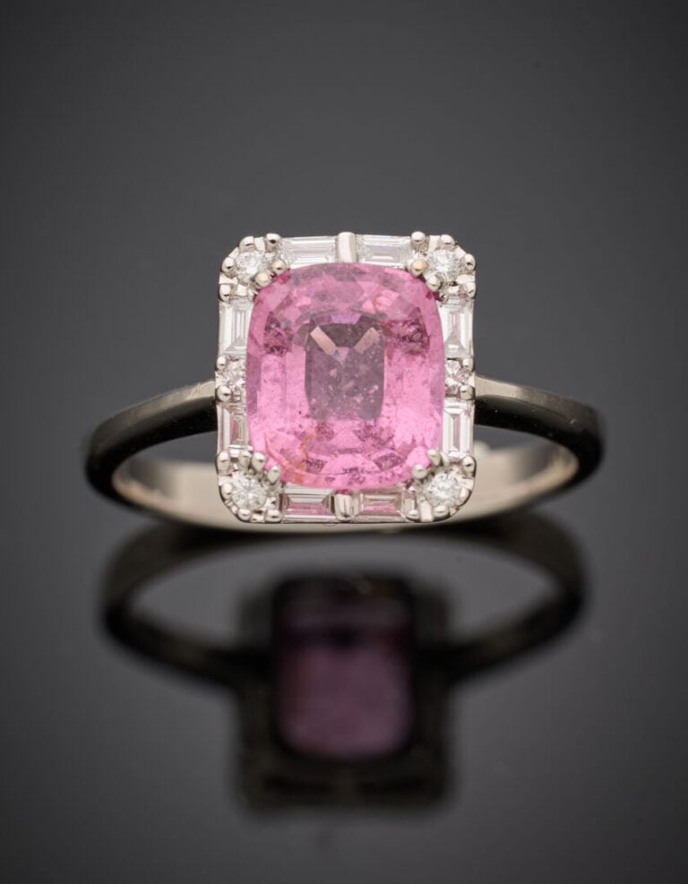 BAGUE en or gris (750‰) serti d'un spinelle rose pesant 2,17 carats taille cous…