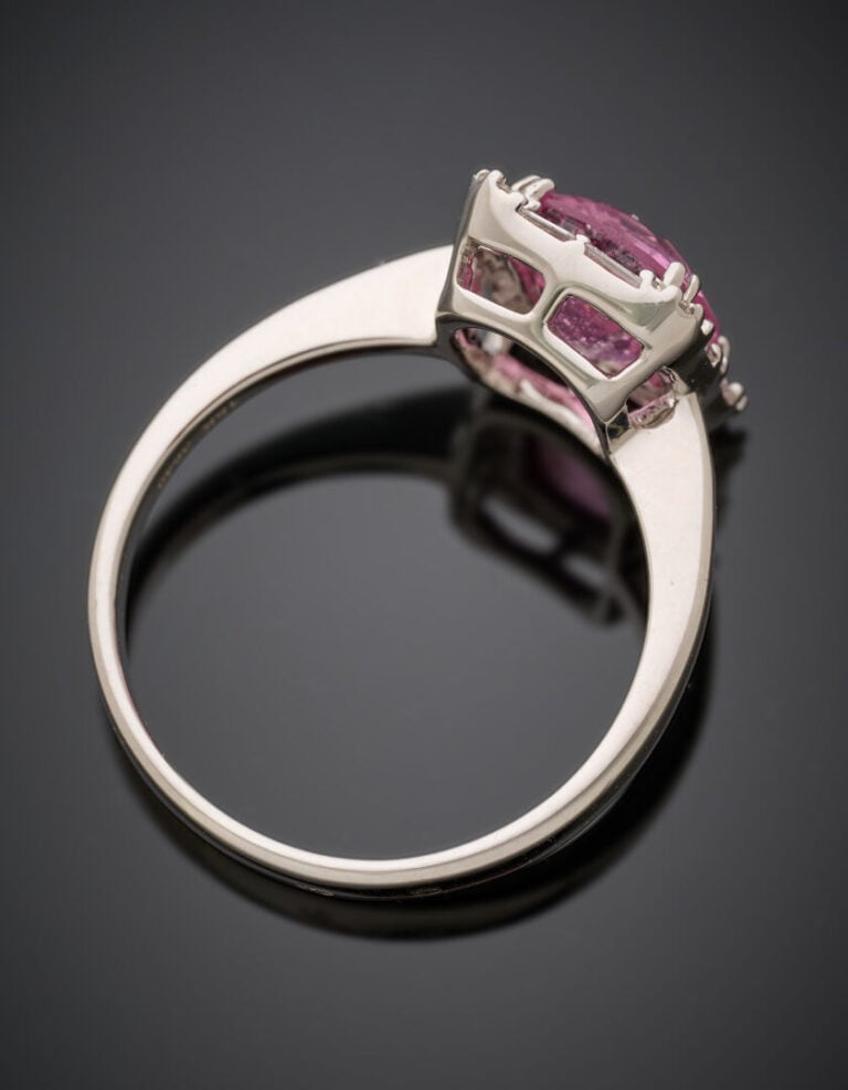 BAGUE en or gris (750‰) serti d'un spinelle rose pesant 2,17 carats taille cous…