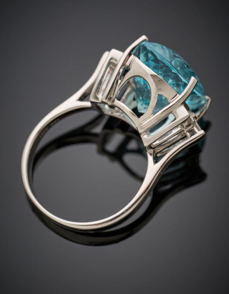 BAGUE en or gris (750‰) serti d'une aigue-marine ovale, épaulée de six diamants…