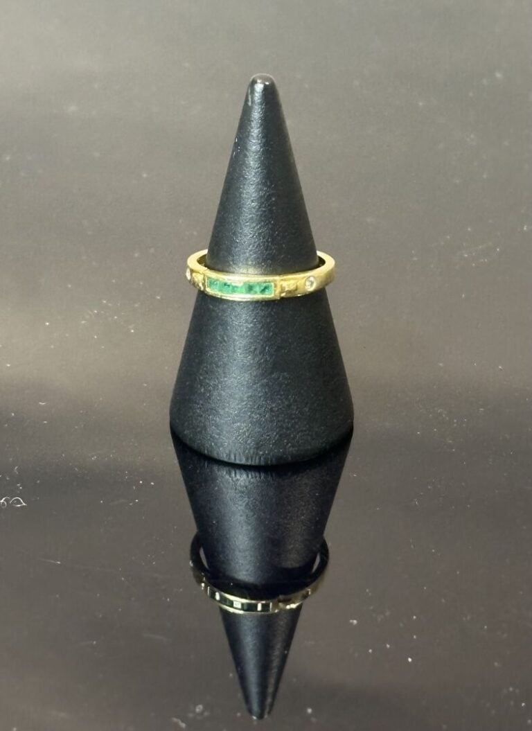 Bague en or jaune (750) centrée d'un alignement d'emeraudes taillées à degrés e…