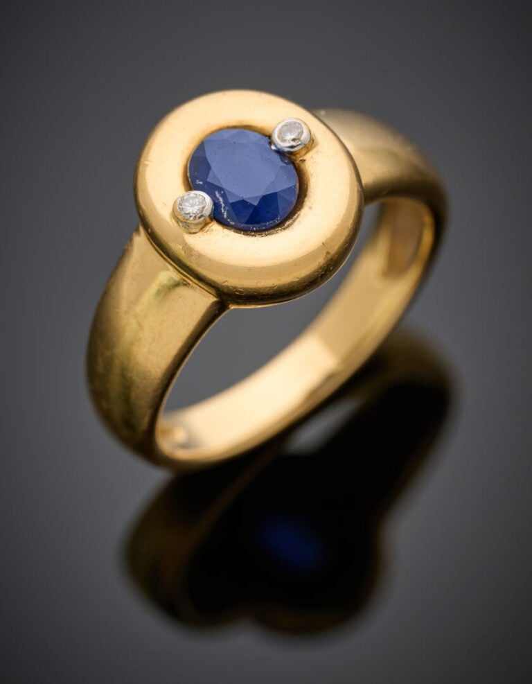 BAGUE en or jaune (750°/°°) centrée d'un saphir ovale en serti clos épaulé de d…