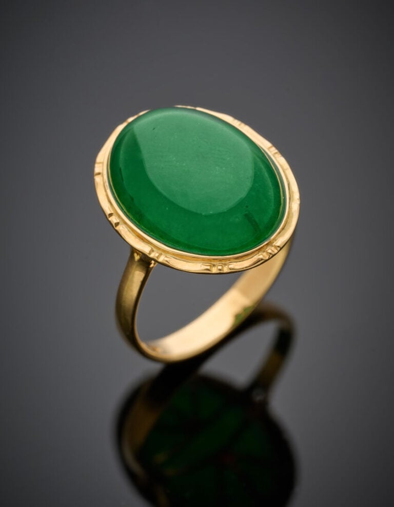 BAGUE en or jaune (750°/°°) serti d'un jade traité cabochon de forme ovale en s…
