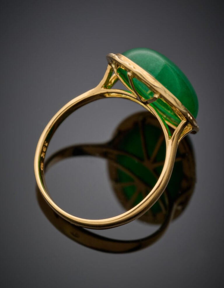 BAGUE en or jaune (750°/°°) serti d'un jade traité cabochon de forme ovale en s…