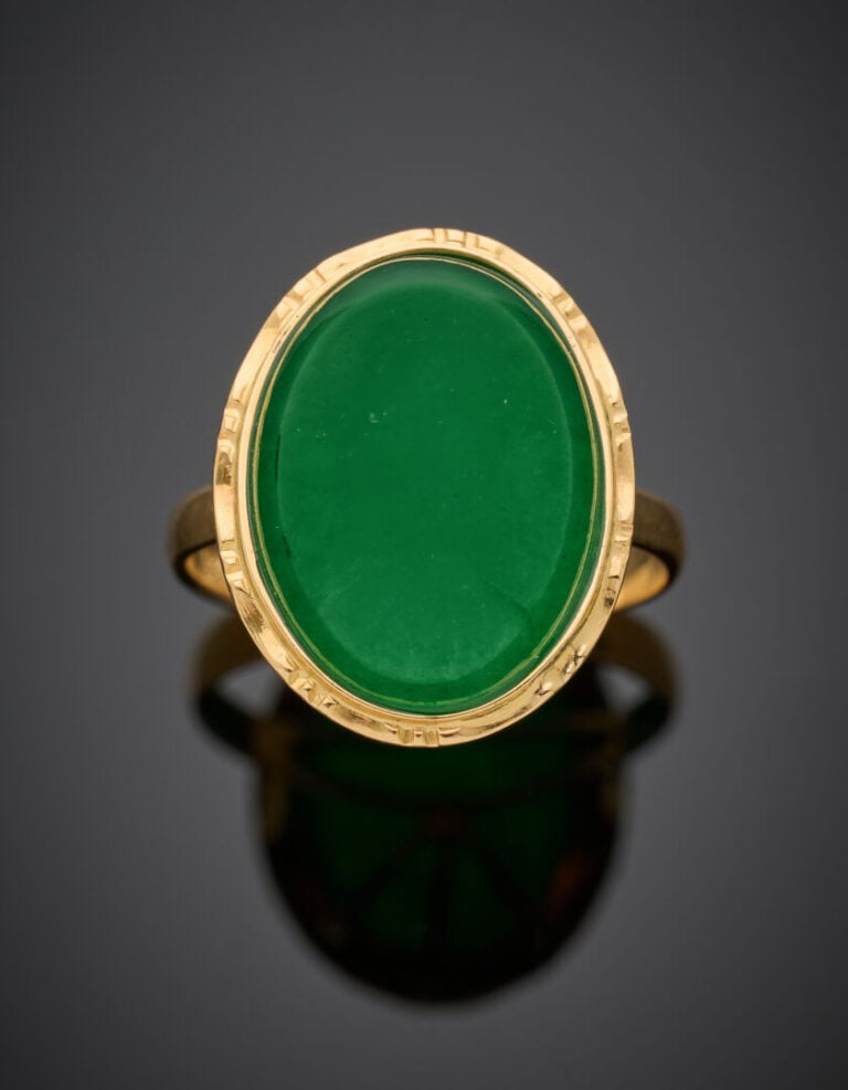 BAGUE en or jaune (750°/°°) serti d'un jade traité cabochon de forme ovale en s…
