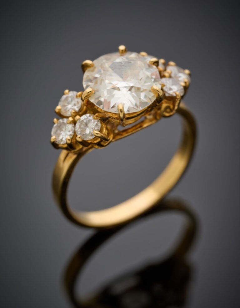 BAGUE en or jaune (750‰) serti d'une diamant taille ancienne, épaulé de trois d…