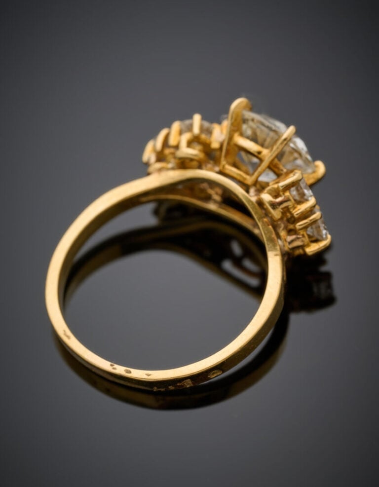 BAGUE en or jaune (750‰) serti d'une diamant taille ancienne, épaulé de trois d…