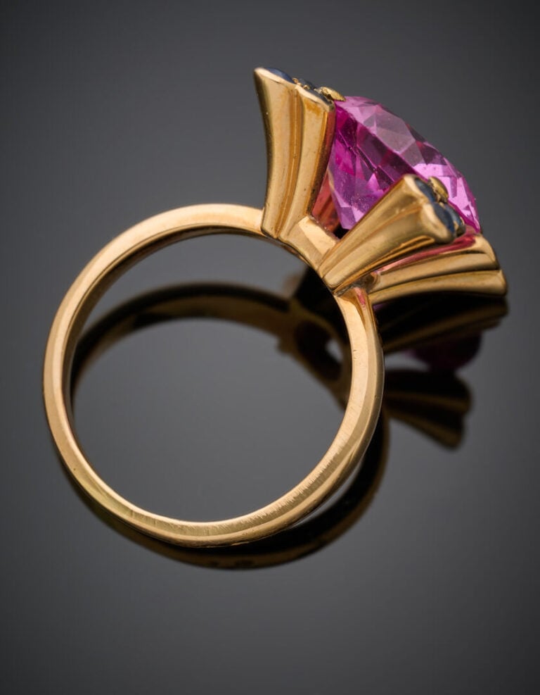 BAGUE en or jaune (750‰) serti d'une pierre rose centrale de forme ronde (chocs…