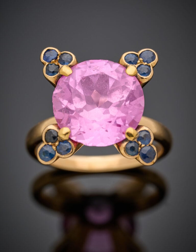BAGUE en or jaune (750‰) serti d'une pierre rose centrale de forme ronde (chocs…