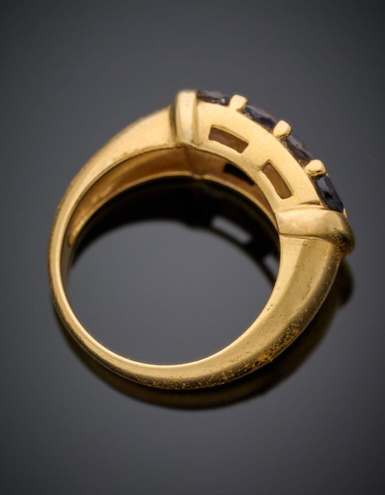 BAGUE en or jaune (750°/°°) serti de deux alignements de pierres d'imitation de…