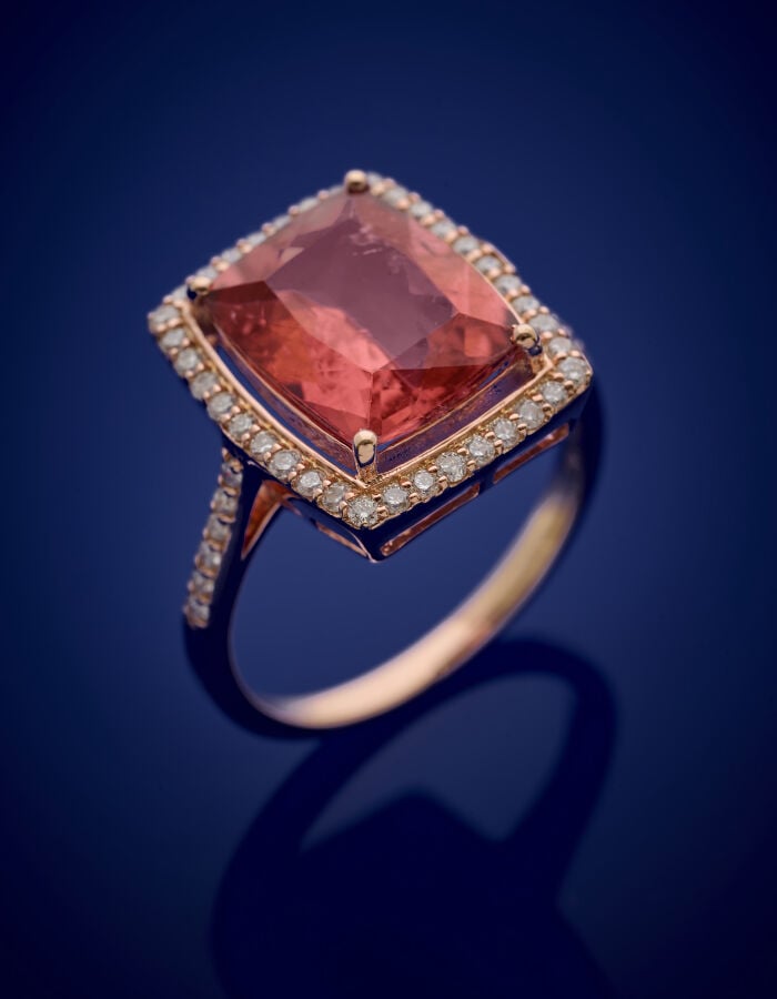 BAGUE en or rose (585‰) 14 carats, serti d'une tourmaline rose de forme coussin…