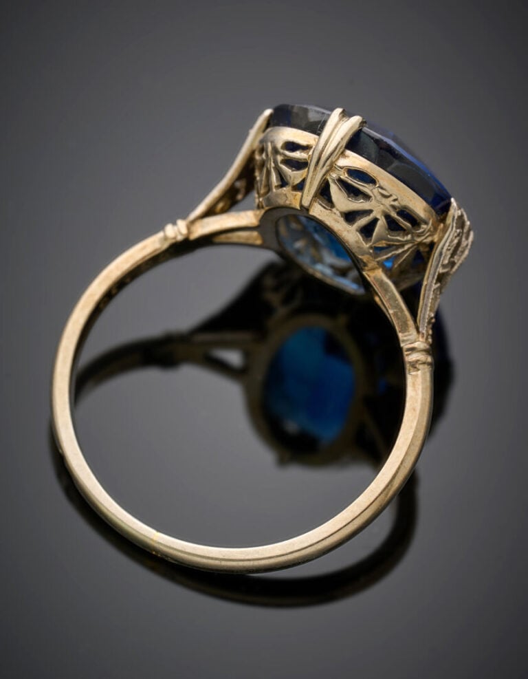BAGUE en platine (950°/°°) et or gris (750°/°°) serti d'une pierre bleue de for…