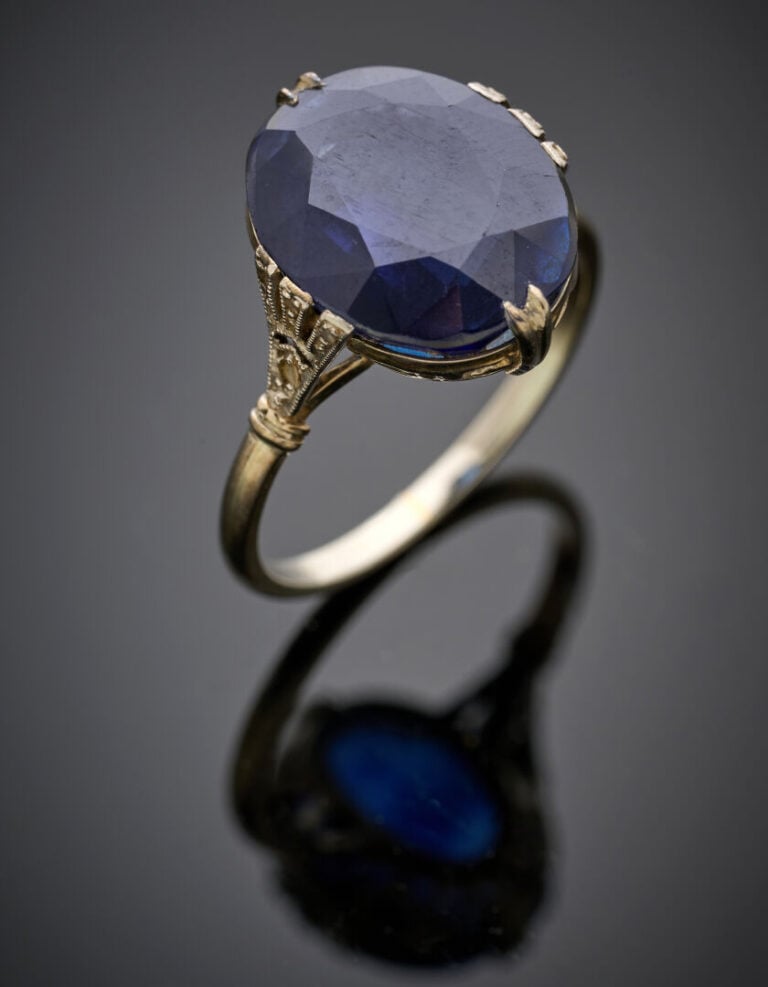 BAGUE en platine (950°/°°) et or gris (750°/°°) serti d'une pierre bleue de for…