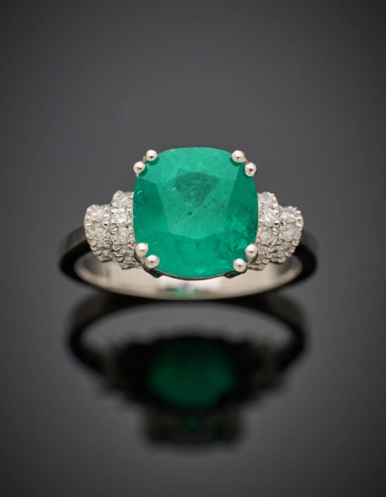 BAGUE en platine (950°/°°) serti d'une émeraude pesant 3,20 carats taille couss…