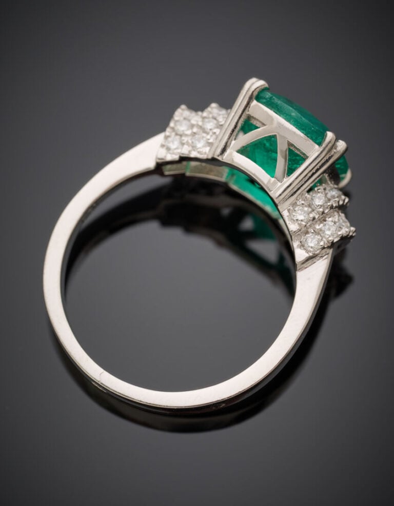 BAGUE en platine (950°/°°) serti d'une émeraude pesant 3,20 carats taille couss…