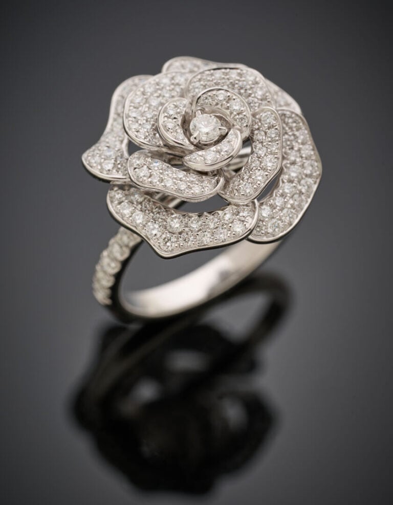BAGUE "fleur" en or gris (750‰) ajouré, pavé et épaulé de diamants taille brill…