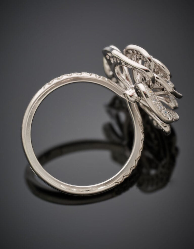 BAGUE "fleur" en or gris (750‰) ajouré, pavé et épaulé de diamants taille brill…