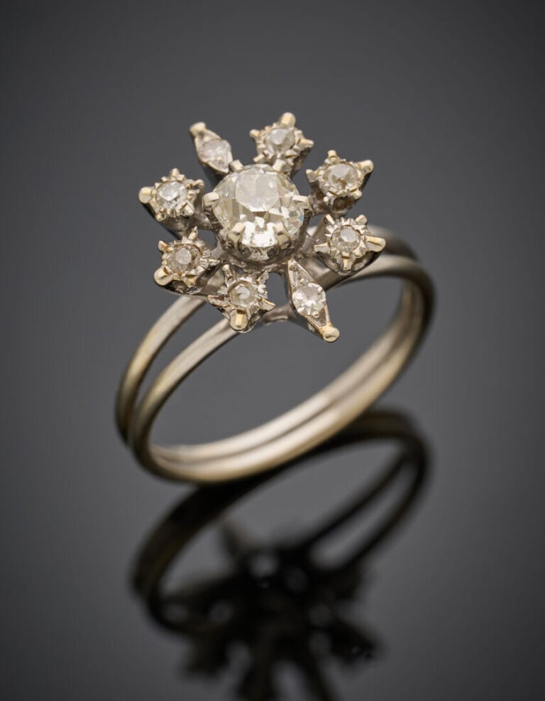 BAGUE "fleur" en or gris (750‰) serti d'un diamant taille ancienne au centre de…