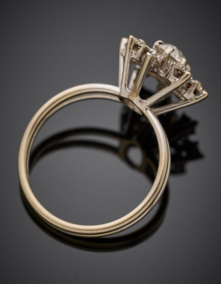 BAGUE "fleur" en or gris (750‰) serti d'un diamant taille ancienne au centre de…