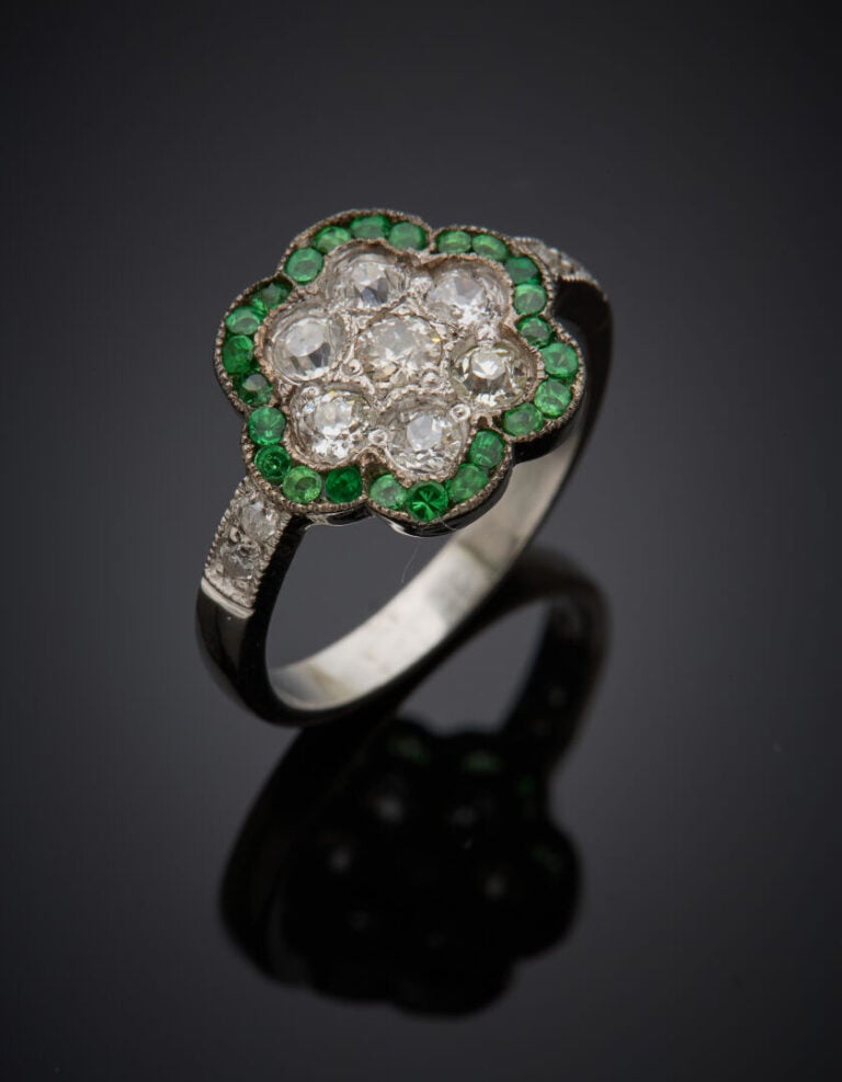 BAGUE "fleur" en or gris (750°/°°) serti de diamants taille ancienne, soulignés…