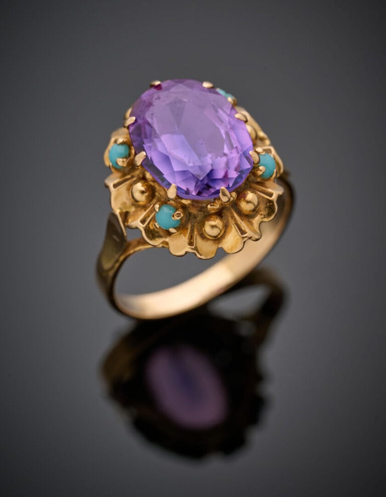BAGUE "fleur" en or jaune (750°/°°) serti d'une pierre violette entourée de qua…