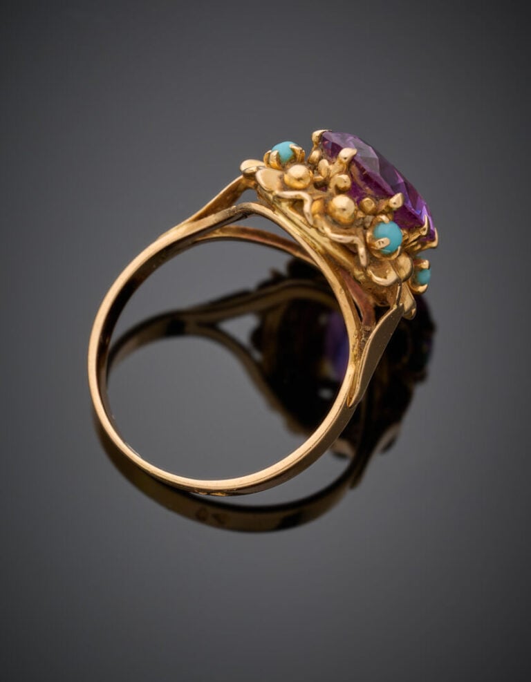 BAGUE "fleur" en or jaune (750°/°°) serti d'une pierre violette entourée de qua…