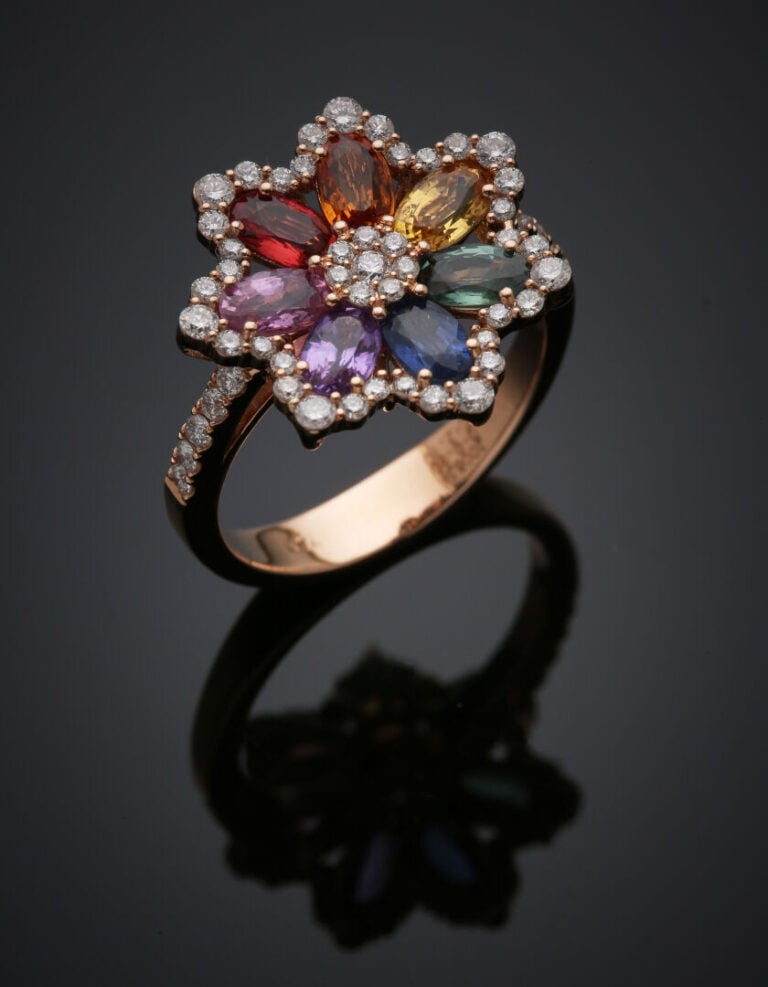 BAGUE "fleur" en or rose (750‰) serti de sept saphirs multicolores de forme ova…