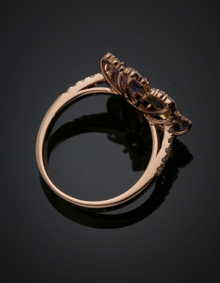 BAGUE "fleur" en or rose (750‰) serti de sept saphirs multicolores de forme ova…