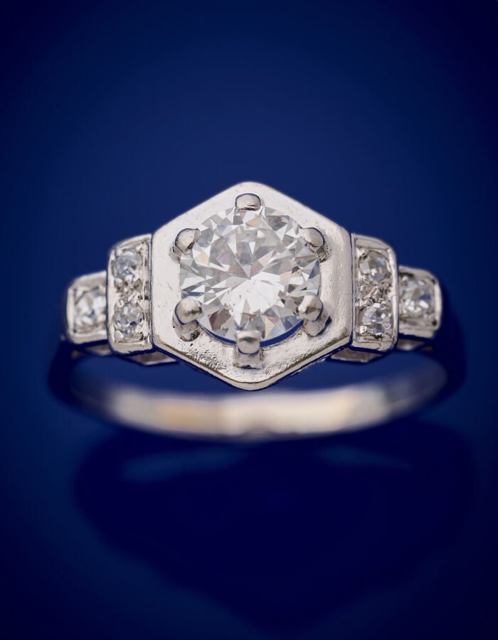 BAGUE géométrique en platine (950‰) serti d'un diamant taille brillant, épaulé…