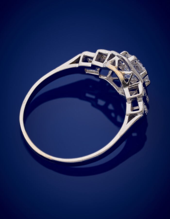 BAGUE géométrique en platine (950‰) serti d'un diamant taille brillant, épaulé…
