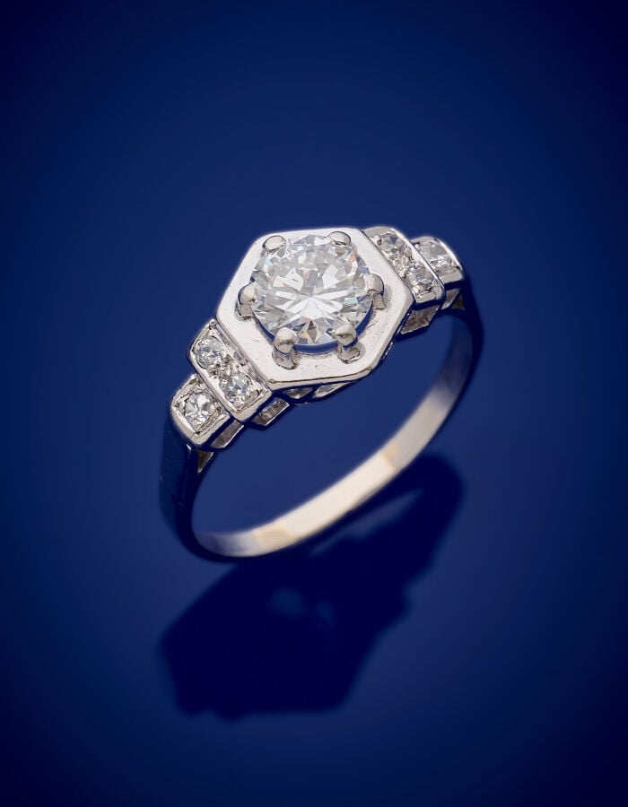 BAGUE géométrique en platine (950‰) serti d'un diamant taille brillant, épaulé…