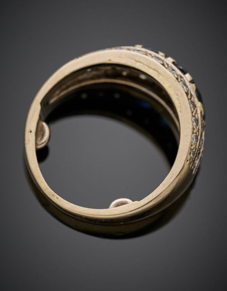 BAGUE "jonc" en or gris (750°/°°) serti d'un alignement de trois saphirs de for…