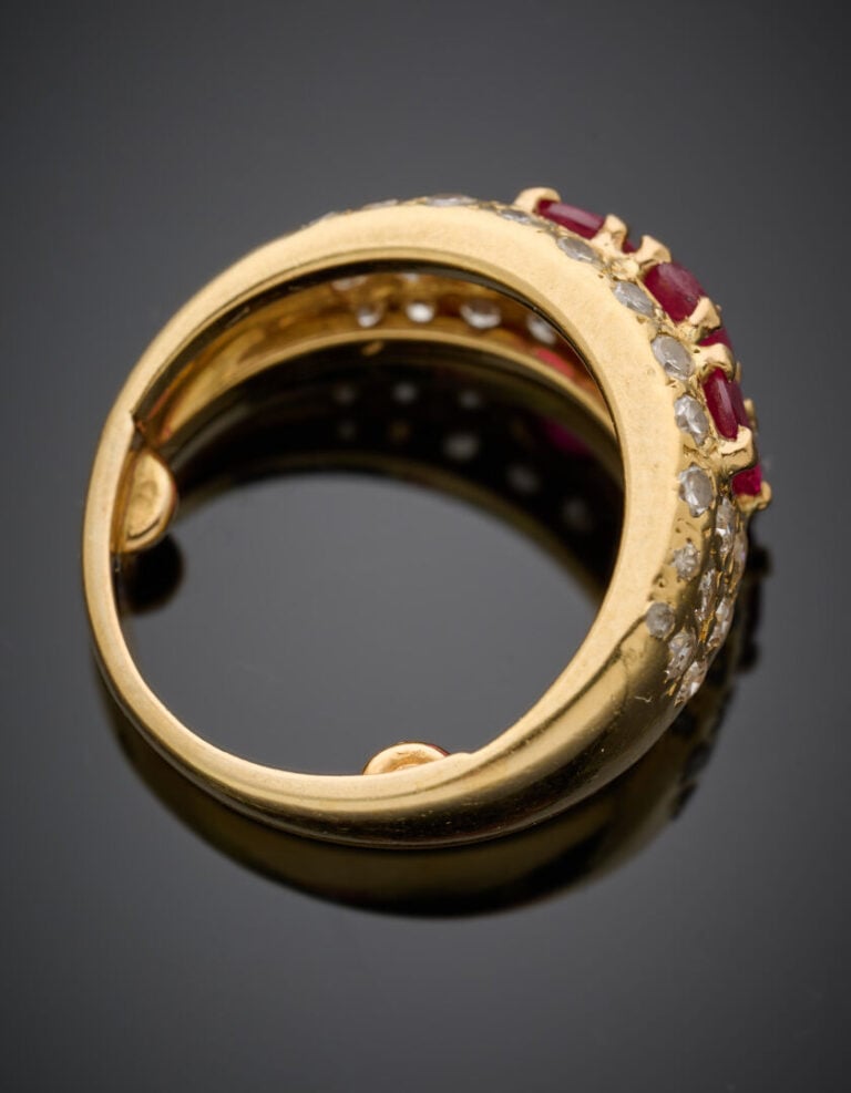 BAGUE "jonc" en or jaune (750‰) serti d'un alignement de trois pierres rouges d…
