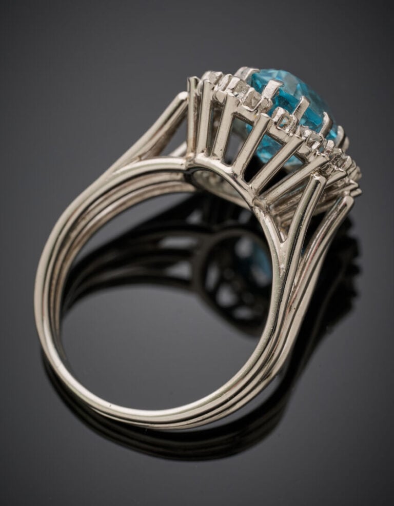 BAGUE "Marguerite" en fils d'or gris (750‰) surmontée d'une aigue-marine de for…