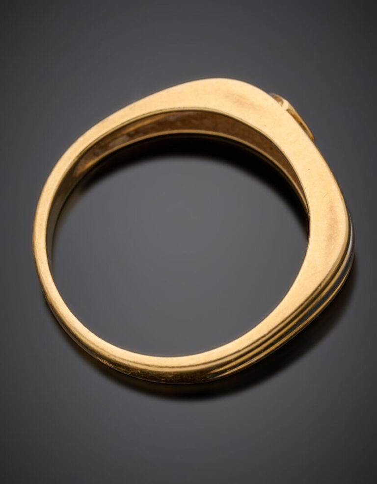 BAGUE plate pour homme deux ors (750°/°°) godronnés, flanquée d'un diamant en s…