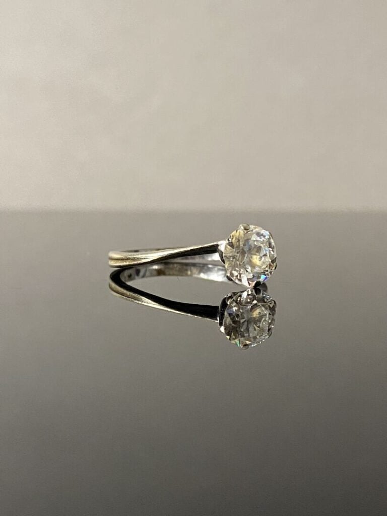Bague solitaire en or gris (750) ornée d'un diamant taille brillant en serti gr…