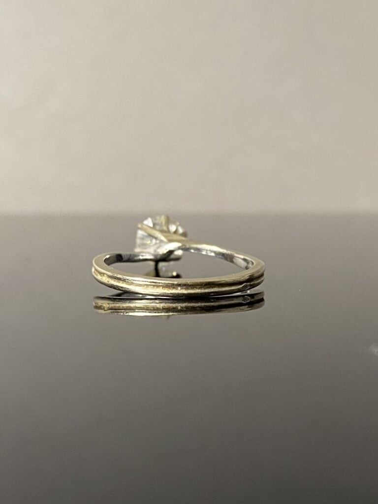 Bague solitaire en or gris (750) ornée d'un diamant taille brillant en serti gr…