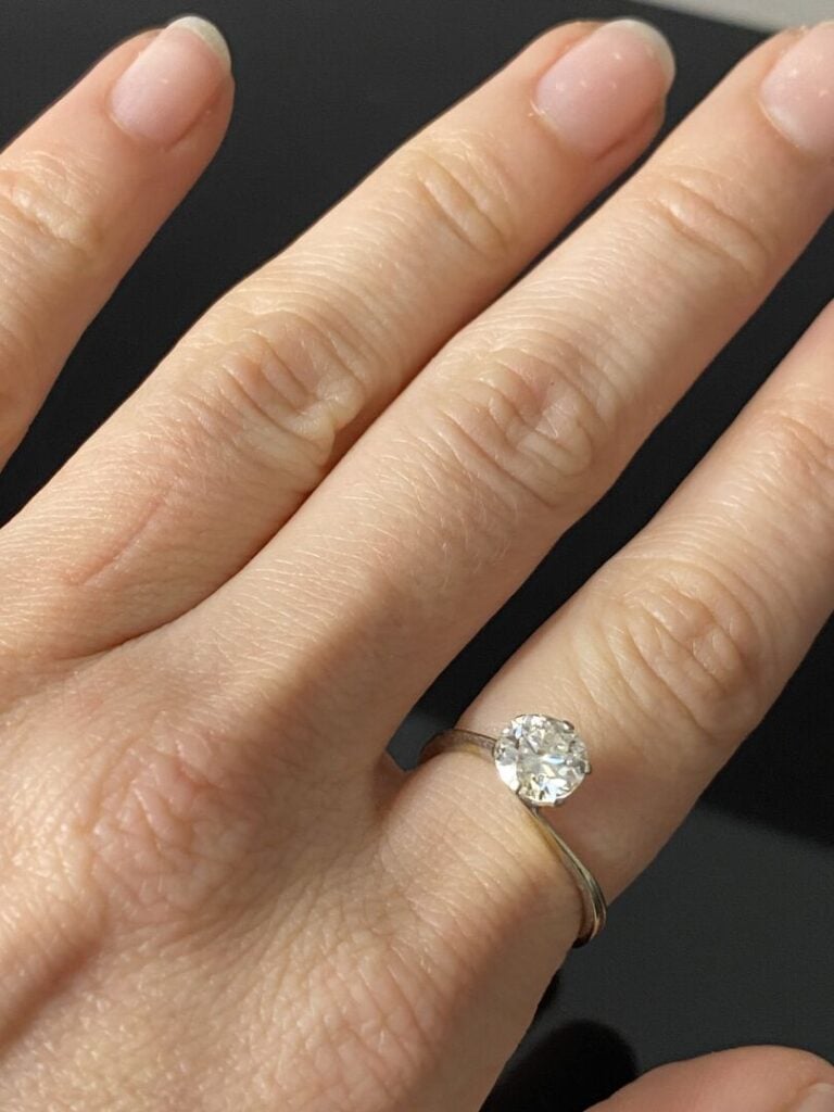 Bague solitaire en or gris (750) ornée d'un diamant taille brillant en serti gr…