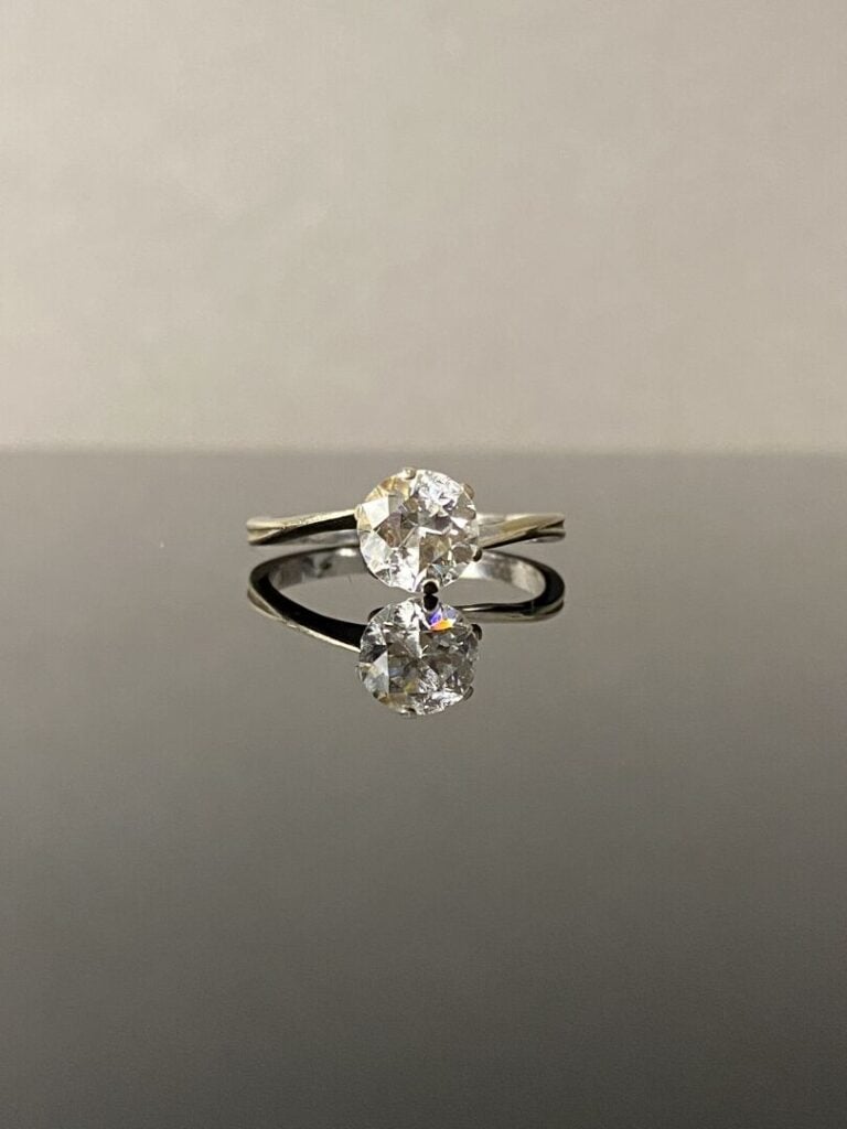 Bague solitaire en or gris (750) ornée d'un diamant taille brillant en serti gr…