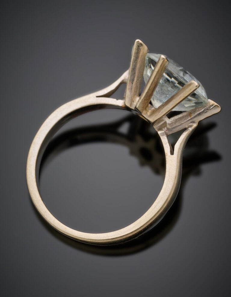 BAGUE solitaire en or gris (750°/°°) ornée d'une pierre incolore de forme ronde…