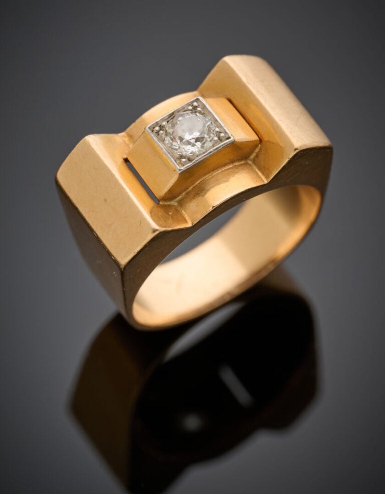 BAGUE "Tank" crantée en platine (min.800‰) et or jaune (750‰) serti d'un diaman…