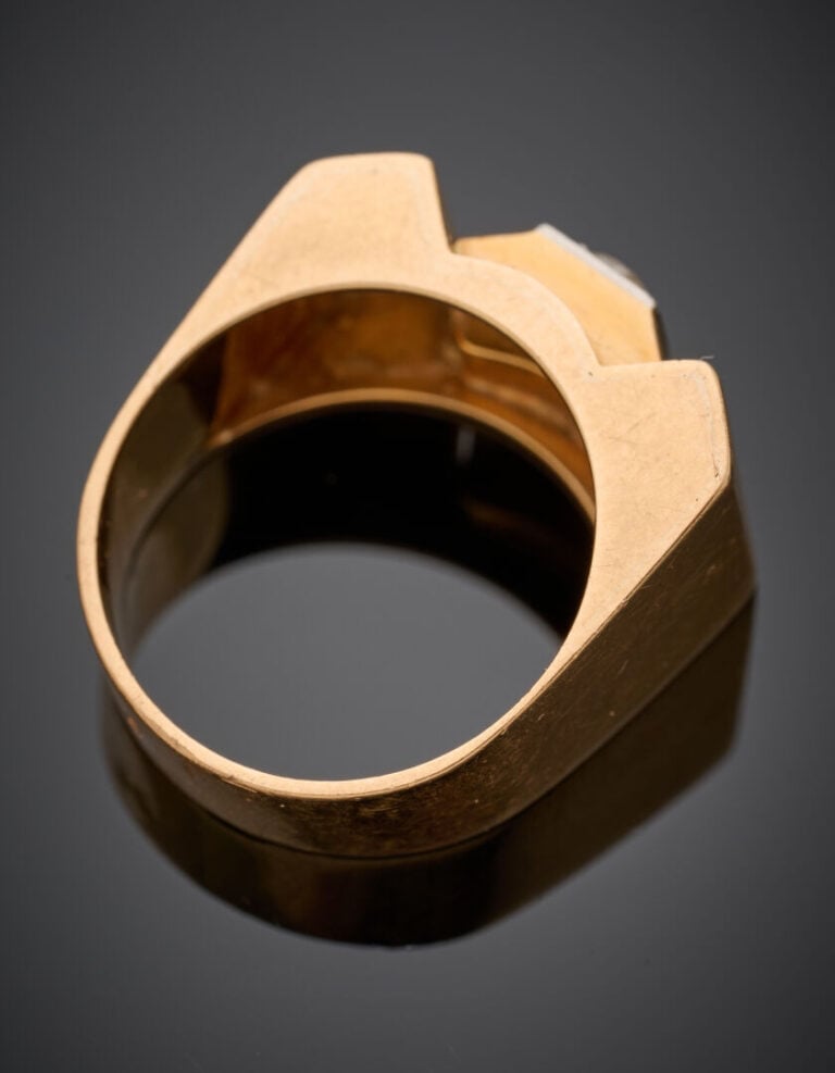 BAGUE "Tank" crantée en platine (min.800‰) et or jaune (750‰) serti d'un diaman…