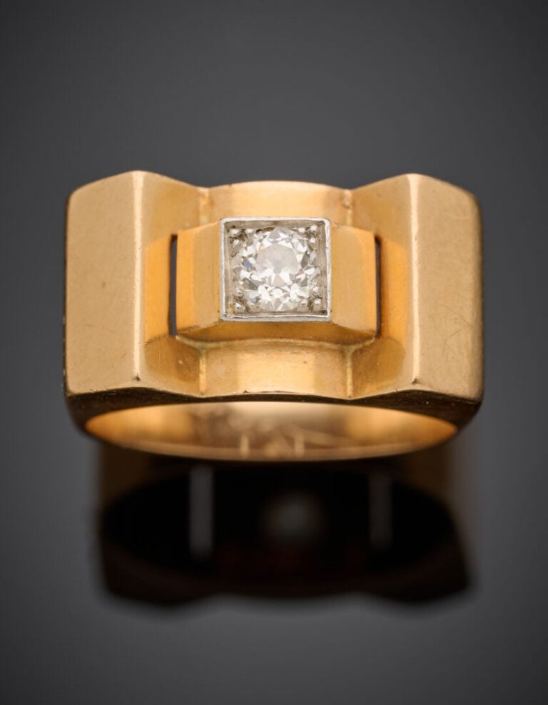 BAGUE "Tank" crantée en platine (min.800‰) et or jaune (750‰) serti d'un diaman…
