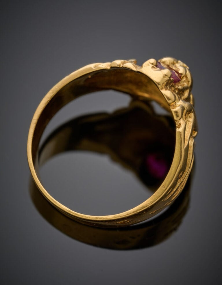 BAGUE "tête de lion" en or jaune (750°/°°) serti d'un rubis de forme ovale. - T…