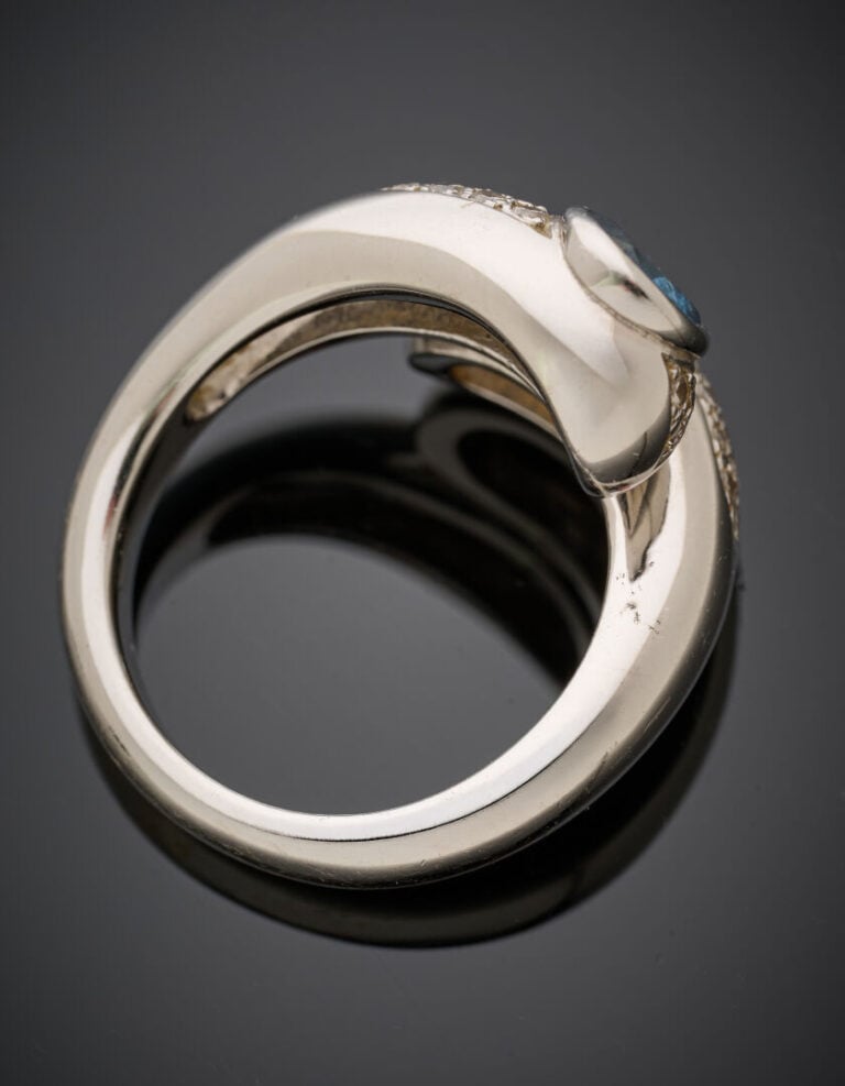 BAGUE "Toi et Moi" en or gris (750‰) bombée serti d'un saphir rond et d'un diam…
