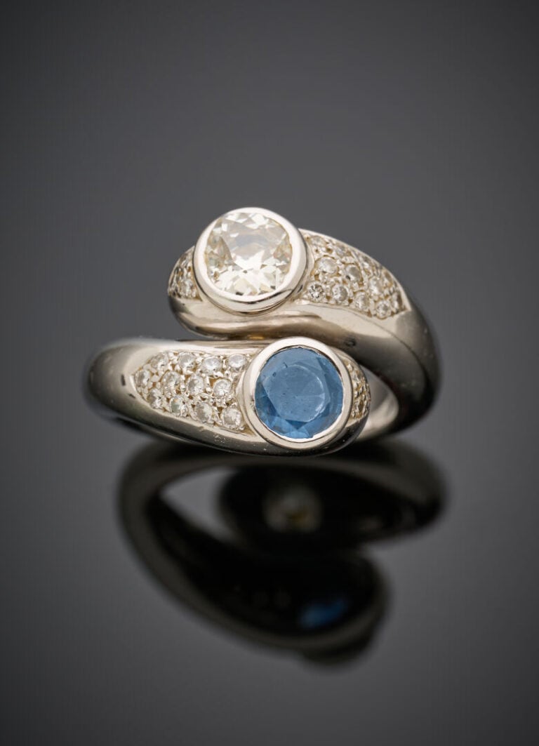 BAGUE "Toi et Moi" en or gris (750‰) bombée serti d'un saphir rond et d'un diam…