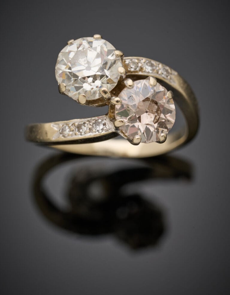 BAGUE "Toi et Moi" en or gris (750‰) serti de deux diamants taille ancienne (pe…