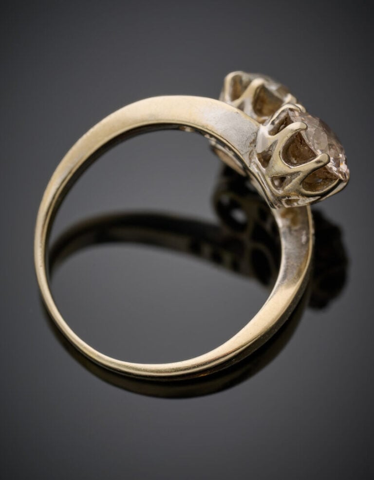 BAGUE "Toi et Moi" en or gris (750‰) serti de deux diamants taille ancienne (pe…