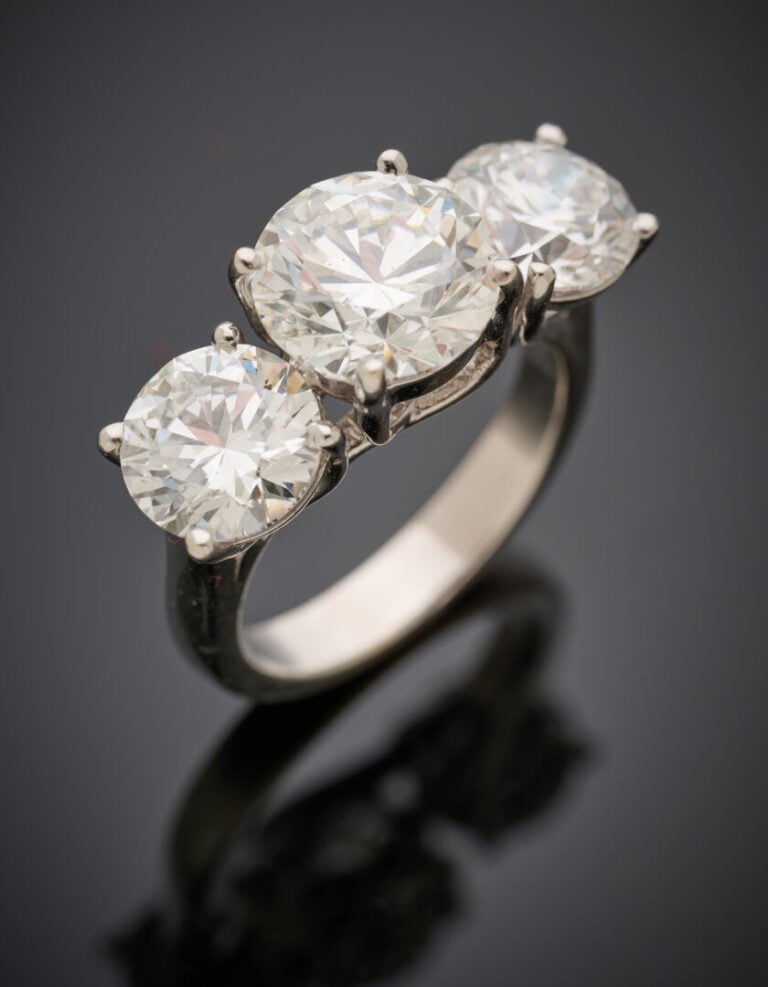 BAGUE "trilogie" en or gris (750‰) serti de trois diamants taille brillant dont…