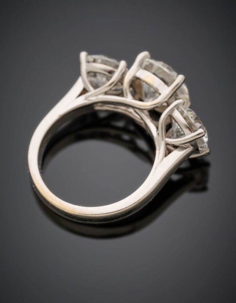 BAGUE "trilogie" en or gris (750‰) serti de trois diamants taille brillant dont…