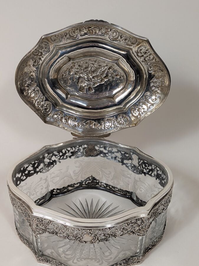 Boîte de forme chantournée en cristal taillé à motif d'oiseaux et rinceaux dans…